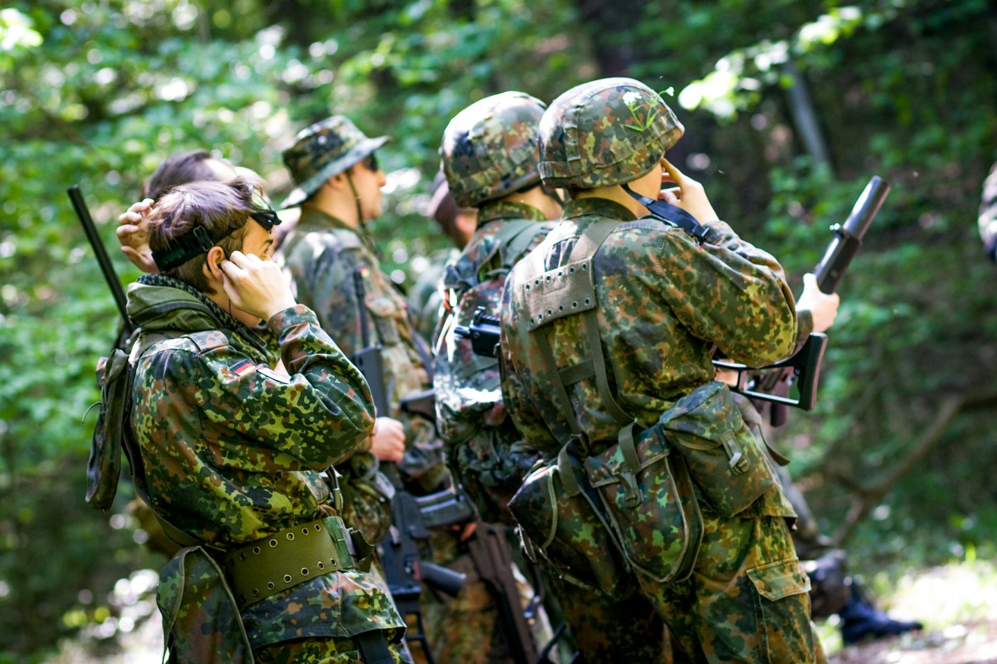 Soldaten in Tarnkleidung trainieren in einem dichten Wald.