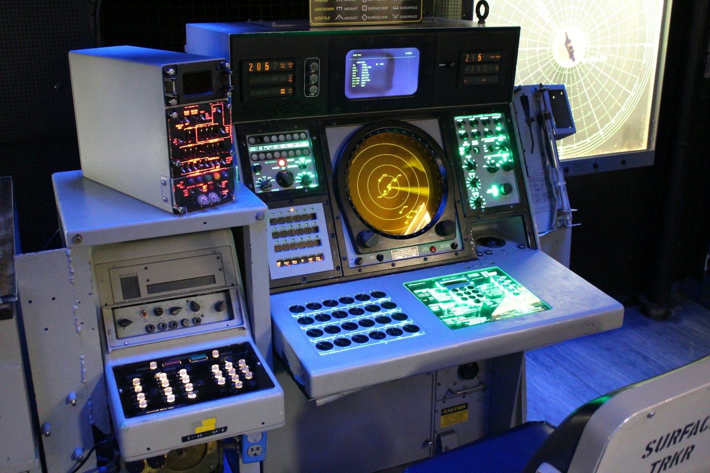 Retro militärisches Bedienpult mit leuchtendem Radar und Schaltern.